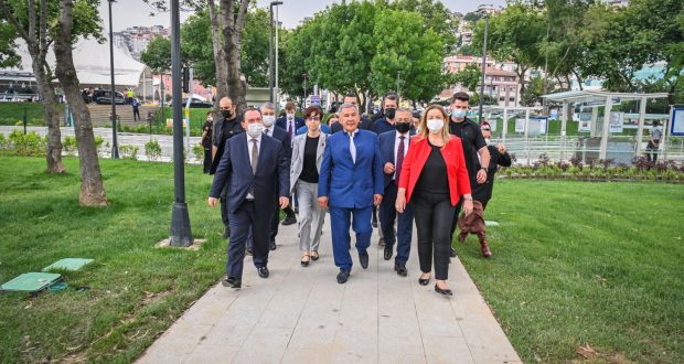 Президент Татарстана посетил в Стамбуле обновленный сквер им. Габдуллы Тукая