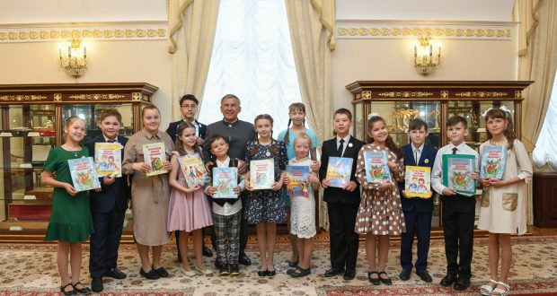 Rustam Minnikhanov met with the winners of the republican cultural and educational project “Cultural Diary of a Schoolchild”