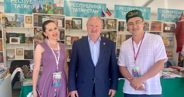 Равиль Ахметшин познакомился с новинками «Таткнигоиздата» на «Красной площади»