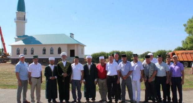 В Азеевской новой мечети установили купол минарета и полумесяц