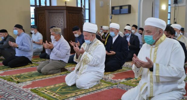 В Галеевской мечети совершили праздничный намаз в честь Курбан-байрама