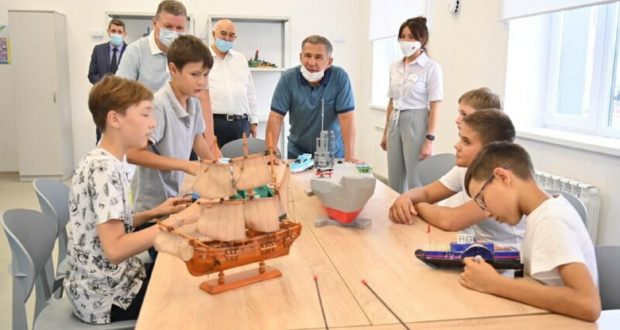 Рустам Минниханов осмотрел Центр детского творчества «Киләчәк» в Нурлате