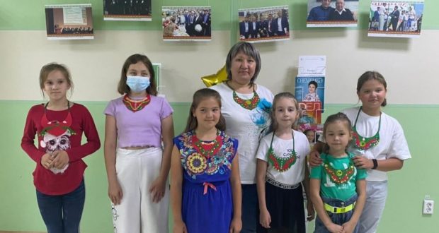 В центре татарской культуры Курганской области научили детей шить женский нагрудник – изу