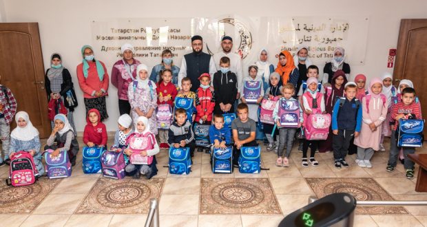 The mufti presented schoolchildren with schoolbags as part of the action “Help to get ready for school”