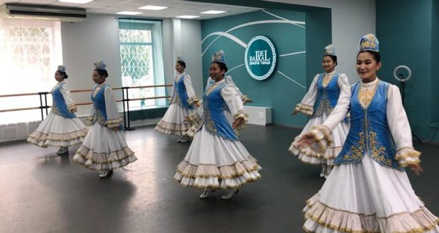 Коллектив школы танца “Байкал-Идель” в Бурятии встретил гостей в национальных костюмах