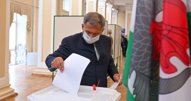 Рустам Минниханов принял участие в голосовании на выборах депутатов Госдумы VIII созыва