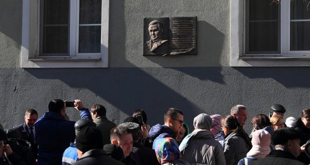 В Казани открылась памятная доска в честь поэта Фаниса Яруллина