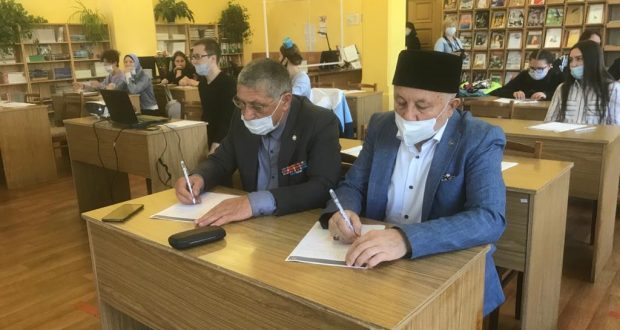 Представители ДУМ и НКАТ Ивановской области написали диктант на татарском языке