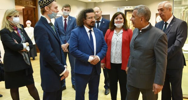 Президент Татарстана посетил выставку «Шамаиль арт» в галерее «Хазинэ»