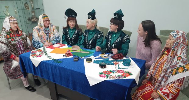 Жителям Нижневартовска провели мастер-класс по изготовлению женского головного убора «Калфак»