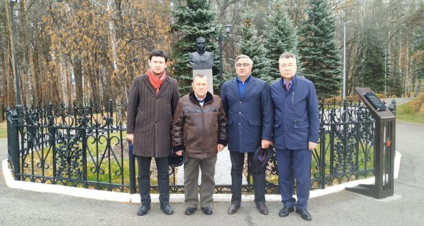 В Уфе состоялась церемония возложения цветов к могиле Дважды Героя Советского Союза Мусы Гареева