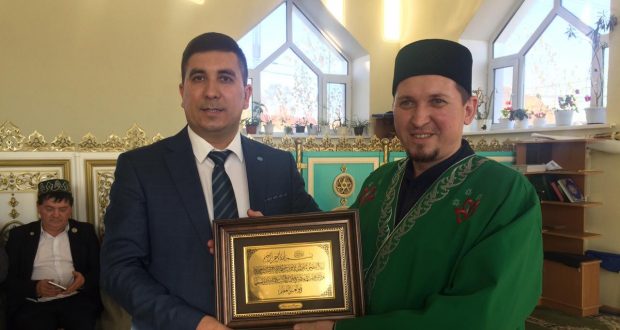 Данис Шакиров посетил Соборную мечеть города Серов