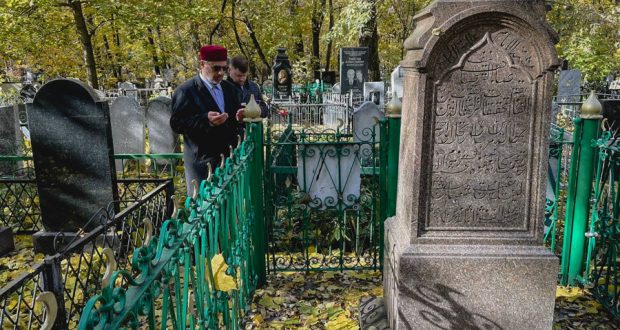 Исламский ученый с мировым именем посетил могилы татарских богословов