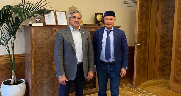 Василь Шайхразиев и Фарит Фарисов обсудили проекты, которые готовит команда Автономии татар Москвы