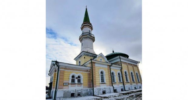 Василь Шайхразиев принял участие в пятничном намазе в исторической мечети деревни Ембаево