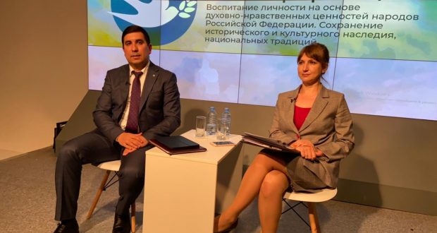 Danis Shakirov takes part in a conference dedicated to cooperation with compatriots