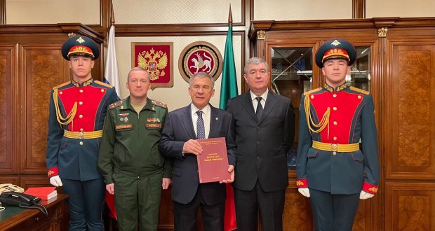 Президенту Татарстана Рустаму Минниханову передали книгу о боевом пути его дяди