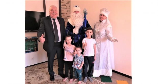 Житель Ульяновска поздравил пятнадцать многодетных семей города