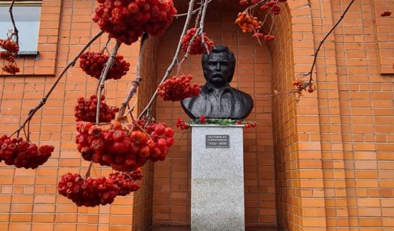 Руководство Всемирного конгресса татар возложило цветы к бюсту Г. Ибрагимова