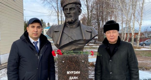 Данис Шакиров принял участие в открытии памятника Даяну Мурзину