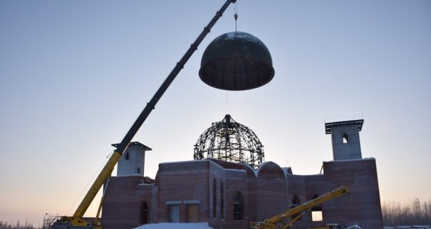 В Нижневартовске состоялось водружение купола на строящуюся мечеть «Ихлас»