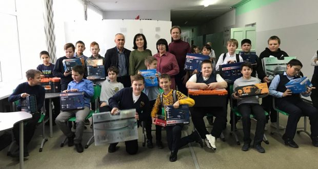 Школьники из поселка Октябрьский получили в дар от Татарстана инструменты для уроков труда