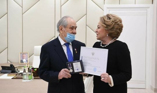 Матвиенко вручила Шаймиеву медаль «Совет Федерации. 25 лет»