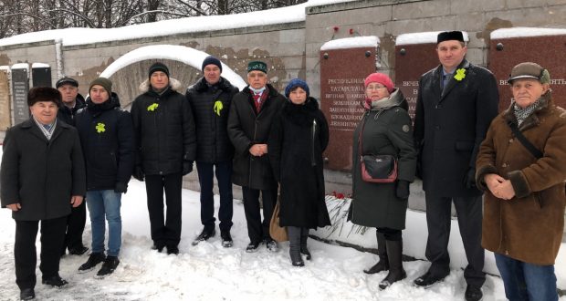 Татарская общественность возложила венок и цветы на Пискаревском мемориальном кладбище