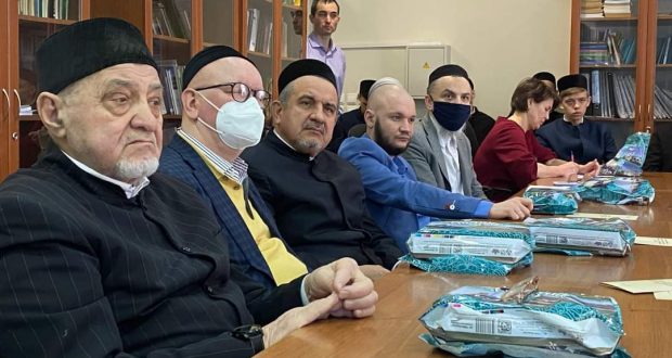 Хазраты в ИЯЛИ приняли участие в обсуждении проблем сохранения татарского богословского наследия