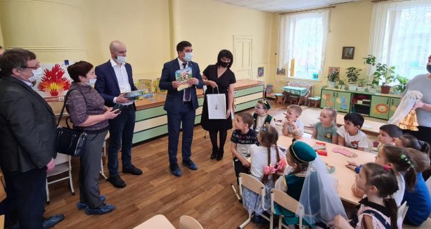 Всемирный конгресс татар подарил татарским образовательным учреждениям г. Саратова книги на родном языке