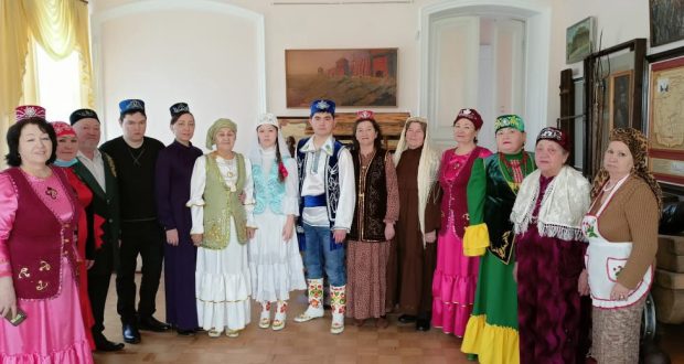 В Челябинской области показали красочный обычай татарского народа «Су юлы» («Путь к роднику»)