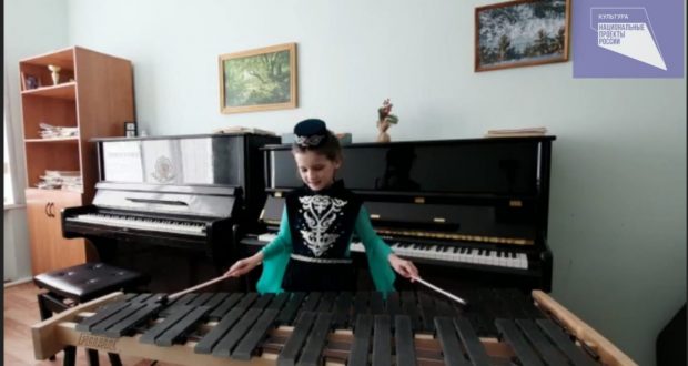 Амина Гисматуллина из Буинска осваивает новый музыкальный инструмент