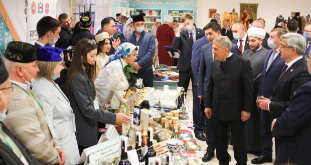 ФОТОРЕПОРТАЖ: В Казани представили выставку-ярмарку фермерской продукции и изделий народно-художественных промыслов.
