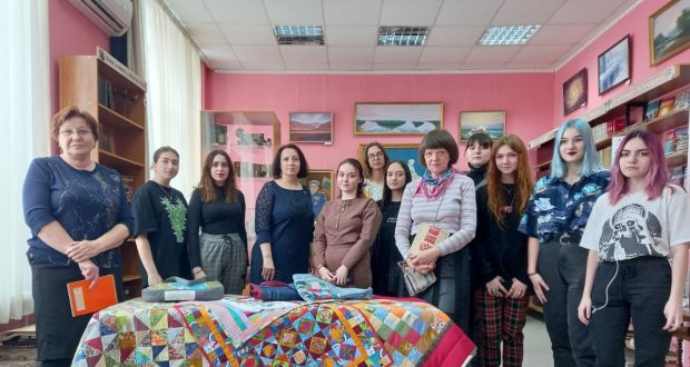 В Барнауле посетителей библиотеки познакомили с татарской культурой