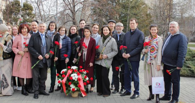 ФОТОРЕПОРТАЖ: В Казани возложили цветы  к памятнику Габдуллы Тукая