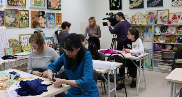 В Культурном центре «Залесный» состоялся мастер-класс по созданию женского национального головного убора