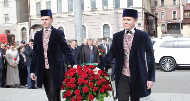 В Казани возложили цветы к памятнику Габдуллы Тукая в день рождения поэта