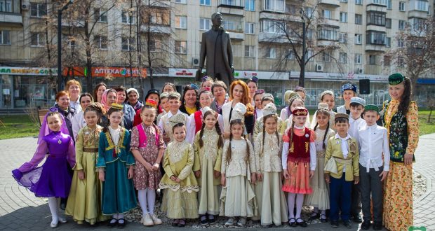 в Челябинске прошло торжественное собрание у памятника поэту