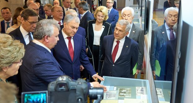 Рустам Минниханов и Вячеслав Володин посетили в Госдуме выставку в честь 1100-летия принятия ислама Волжской Булгарией