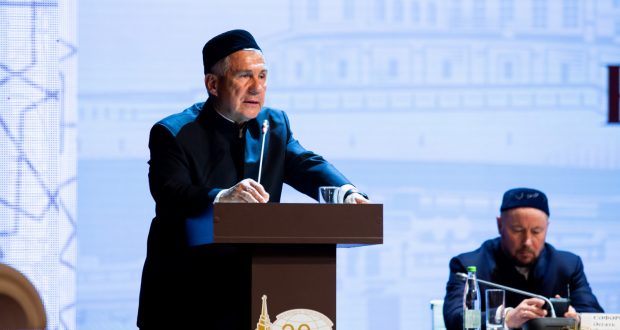 Президент Татарстана Рустам Минниханов выступил на пленарном заседании Всероссийского схода татарских религиозных деятелей