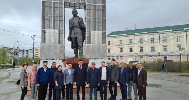The working visit began with the laying of flowers at the monument to P.A. Oyunsky.