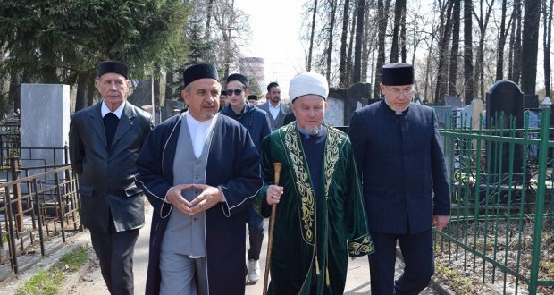 В Казани почтили память наставников и мусульманских религиозных деятелей