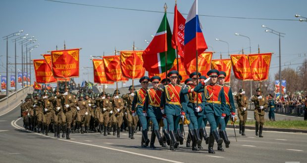 «Подвиги земляков никогда не сотрутся в памяти»: в Казани прошел парад Победы