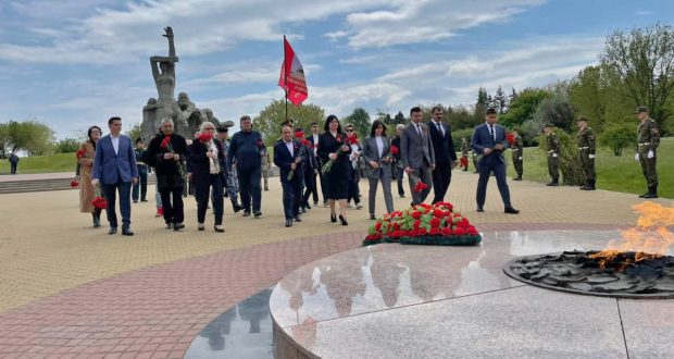 Соотечественники с  Ростова-на-Дону возложили цветы к комплексу «Жертвам фашизма» в Змиевской балке