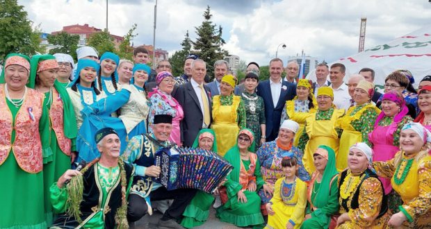 Төмән татарлары «Дуслык күпере» фестивалендә милли мәдәният белән таныштырды