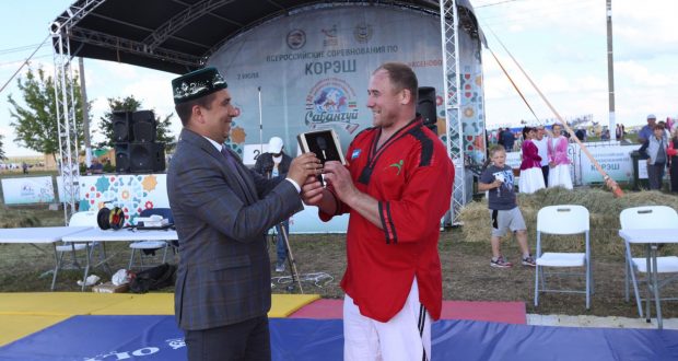 Danis Shakirov presented the award of the President of Tatarstan to the Absolute Batyr of the All-Russian Rural Sabantuy