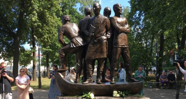 В Кировском районе Казани возложили цветы к памятнику «Умельцы Бишбалты»