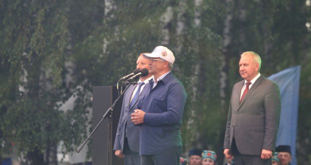 Vasil Shaikhraziev presented a certificate to the Tatar ensemble of Mordovia “Umyrzaya”