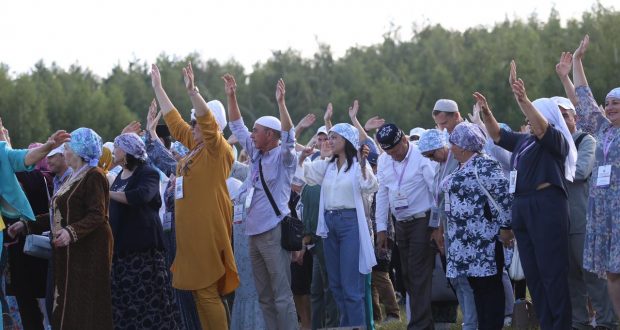 Участники съезда Всемирного конгресса татар поучаствовали во флешмобе в Болгаре