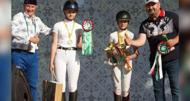 На московском Сабантуе победителей конных соревнований наградили на главной сцене